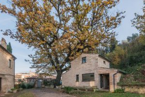 L'Agenzia Immobiliare Puzielli propone prestigioso casale in vendita nelle Marche