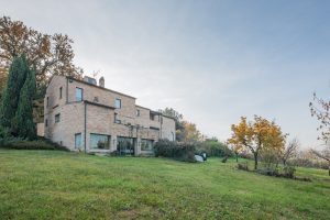 L'Agenzia Immobiliare Puzielli propone prestigioso casale in vendita nelle Marche