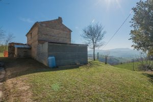 L'Agenzia Immobiliare Puzielli propone casa colonica da ristrutturare in vendita a Carassai