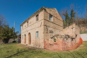 L'Agenzia Immobiliare Puzielli propone casa colonica da ristrutturare in vendita a Carassai