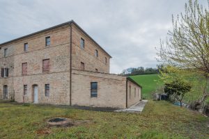 L'Agenzia Immobiliare Puzielli propone casale al grezzo in vendita a Fermo nelle Marche