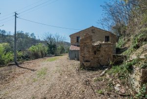 L'Agenzia Immobiliare Puzielli propone Casale da ristrutturare in vendita a Lapedona