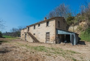 L'Agenzia Immobiliare Puzielli propone Casale da ristrutturare in vendita a Lapedona