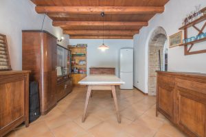 L'Agenzia Immobiliare Puzielli propone casale finemente ristrutturato in vendita a Fermo nelle Marche