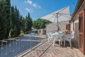 L'Agenzia Immobiliare Puzielli propone casale finemente ristrutturato in vendita a Fermo nelle Marche
