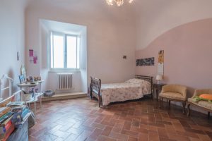 L’Agenzia Immobiliare Puzielli propone prestigioso piano nobile con affreschi in vendita nel cent (27)