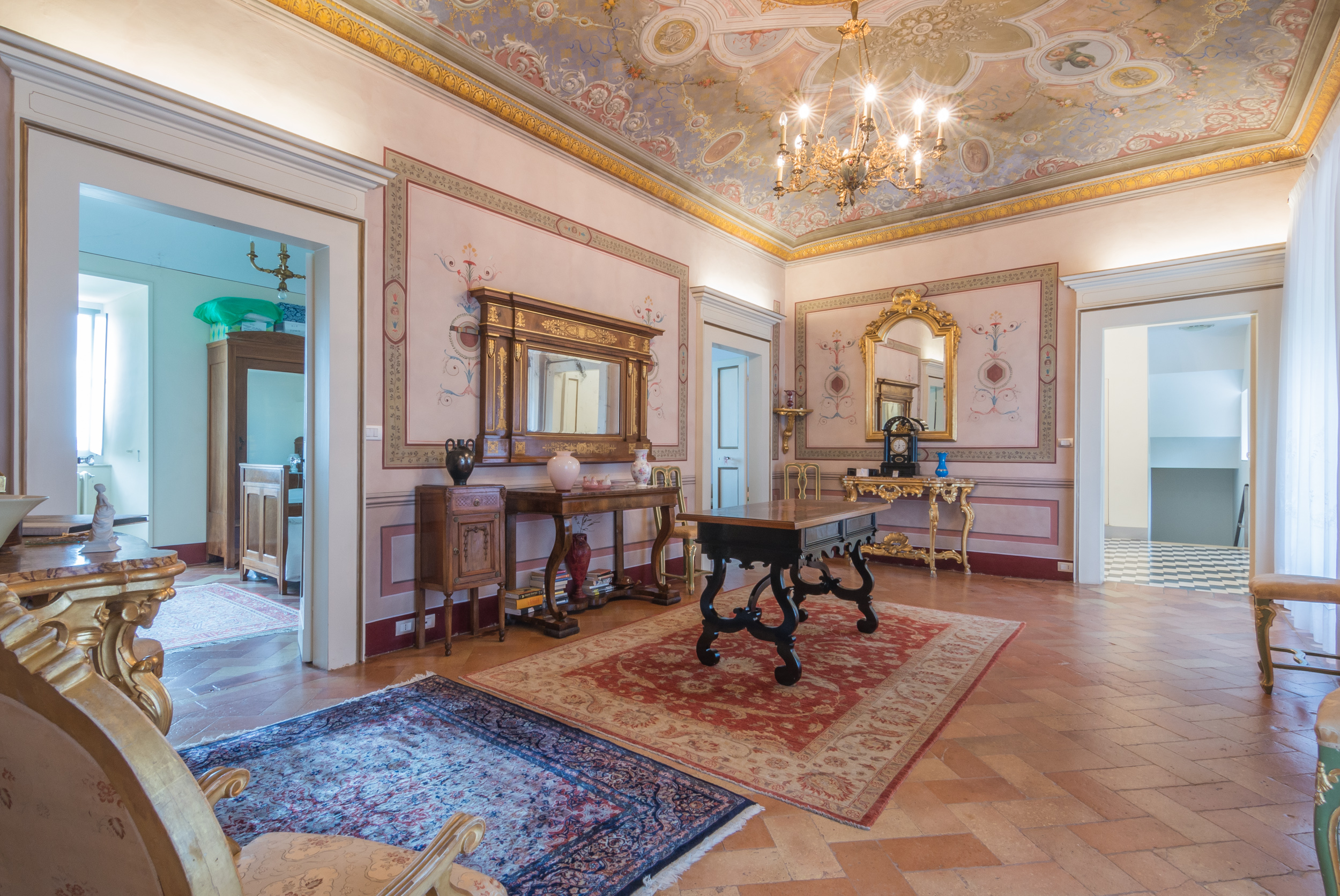 L'Agenzia Immobiliare Puzielli propone prestigioso piano nobile con giardino in vendita nel centro storico di Fermo