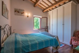L'Agenzia Immobiliare Puzielli propone casale ristrutturato in vendita a Massignano composta da una struttura principale con portico, cantina e giardino.