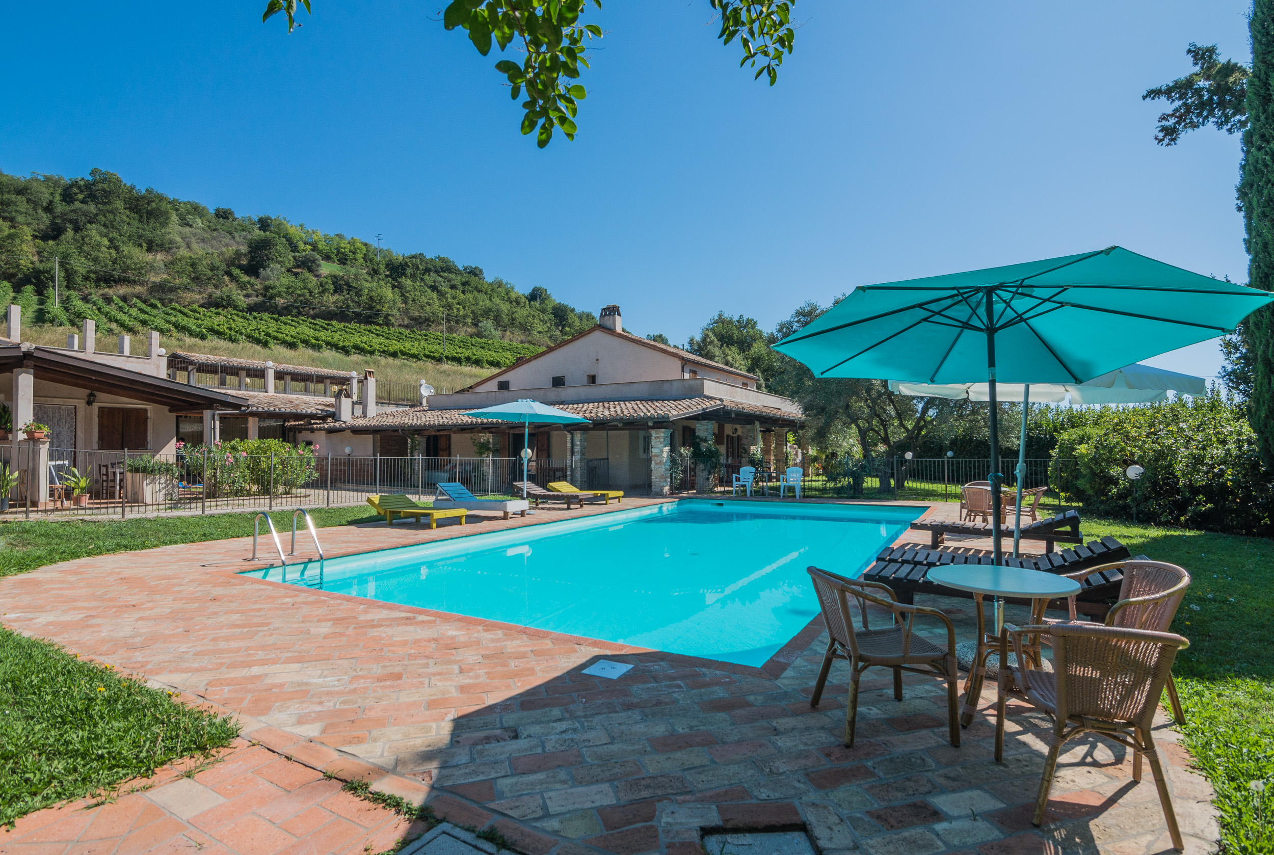 L'Agenzia Immobiliare Puzielli propone Esclusiva proprietà con piscina in vendita nelle Marche