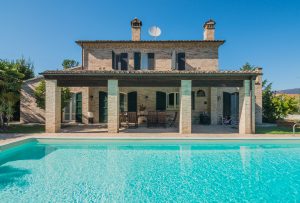 L'Agenzia Immobiliare Puzielli propone casale con piscina in vendita a Fermo nelle Marche