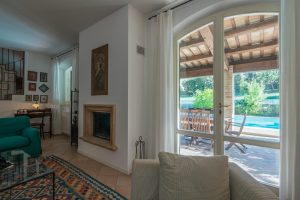 L'Agenzia Immobiliare Puzielli propone casale con piscina in vendita a Fermo nelle Marche