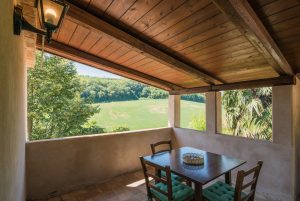 L'Agenzia Immobiliare Puzielli propone prestigioso borgo con zona camping in vendita nelle Marche