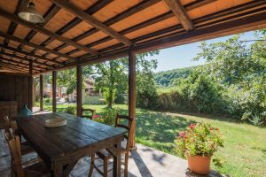 L'Agenzia Immobiliare Puzielli propone prestigioso borgo con zona camping in vendita nelle Marche