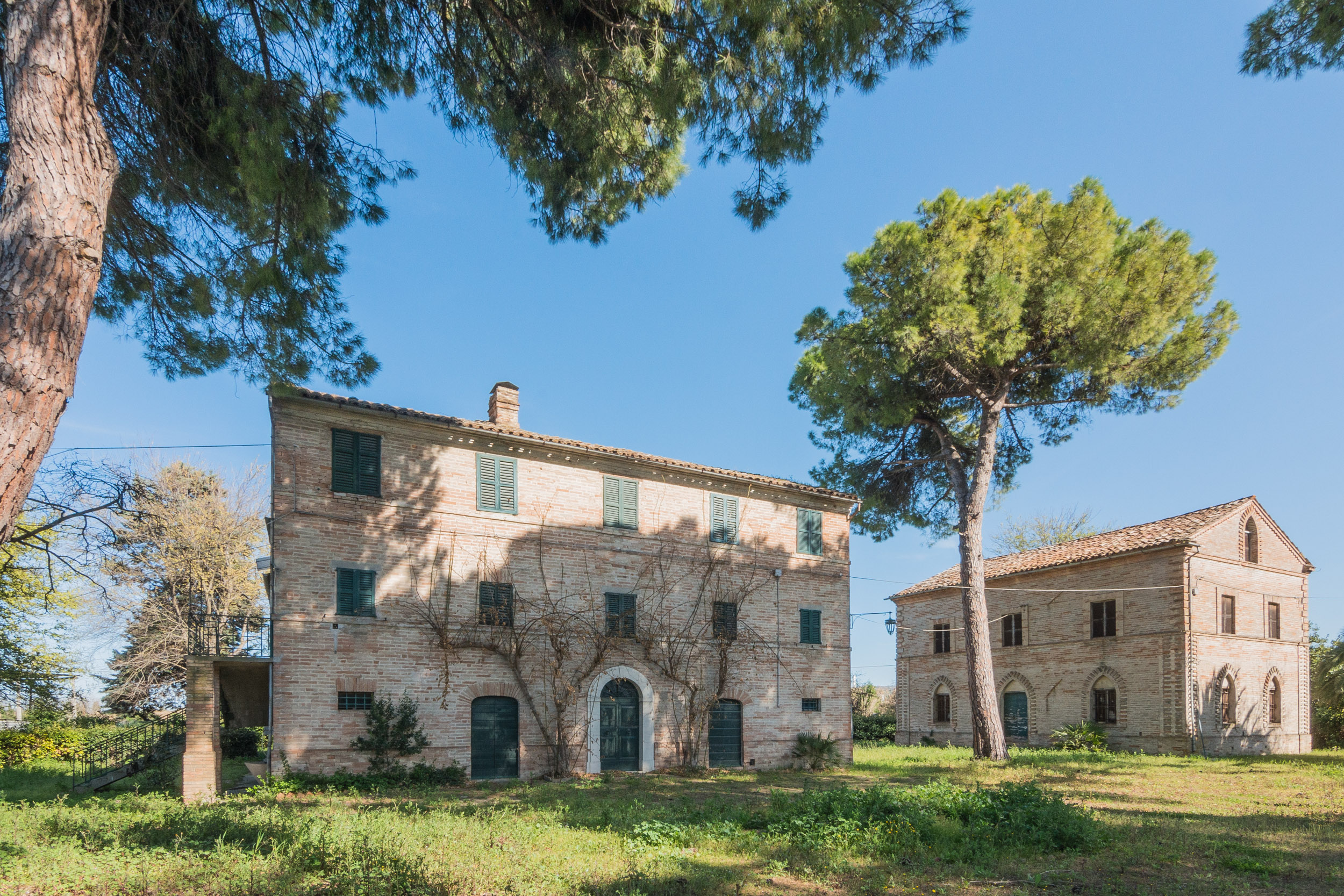 L'Agenzia Immobiliare puzielli propone prestigioso casale nobile in vendita nelle Marche