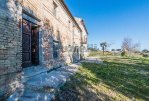L’Agenzia Immobiliare Puzielli propone antico casale da ristrutturare con stupenda vista panorami (8)