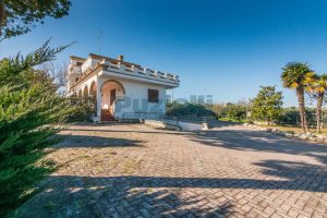 L’Agenzia Immobiliare Puzielli propone villa vista mare in vendita (13)
