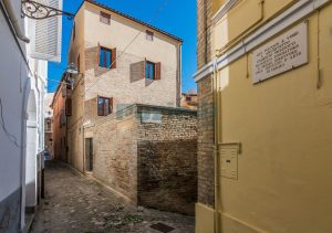 Casa ristrutturata con corte nel centro storico di Fermo
