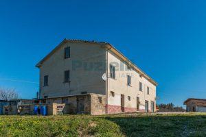 L’Agenzia Immobiliare Puzielli propone casale a Falerone con vista panoramica dei Monti Sibillin (15)