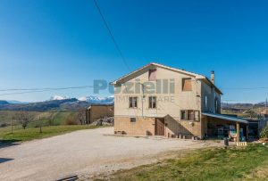 L’Agenzia Immobiliare Puzielli propone casale a Falerone con vista panoramica dei Monti Sibillin