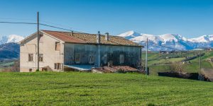 L’Agenzia Immobiliare Puzielli propone casale a Falerone con vista panoramica dei Monti Sibillin (7)