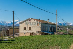 L’Agenzia Immobiliare Puzielli propone casale a Falerone con vista panoramica dei Monti Sibillin (8)
