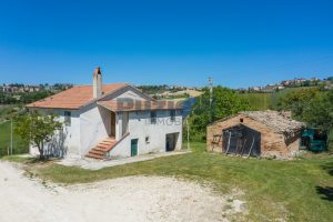 L’Agenzia Immobiliare Puzielli propone casa singola con vista panoramica in vendita a Montegranaro (1)