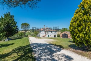 L’Agenzia Immobiliare Puzielli propone casa singola con vista panoramica in vendita a Montegranaro (10)