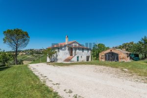 L’Agenzia Immobiliare Puzielli propone casa singola con vista panoramica in vendita a Montegranaro (11)