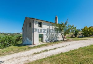 L’Agenzia Immobiliare Puzielli propone casa singola con vista panoramica in vendita a Montegranaro (18)