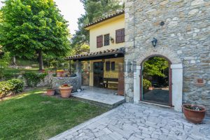 L’Agenzia Immobiliare Puzielli propone villa con parco in vendita vicino Ascoli Piceno nelle Marche (11)