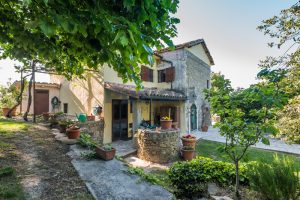 L’Agenzia Immobiliare Puzielli propone villa con parco in vendita vicino Ascoli Piceno nelle Marche (13)