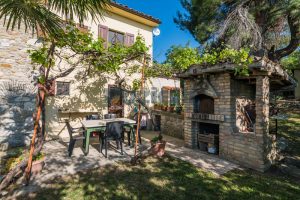 L’Agenzia Immobiliare Puzielli propone villa con parco in vendita vicino Ascoli Piceno nelle Marche (19)