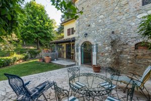 L’Agenzia Immobiliare Puzielli propone villa con parco in vendita vicino Ascoli Piceno nelle Marche (28)