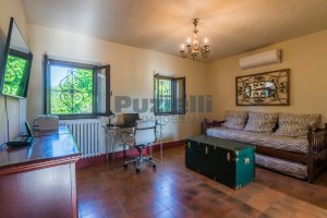 L’Agenzia Immobiliare Puzielli propone villa con parco in vendita vicino Ascoli Piceno nelle Marche (39)