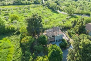 L’Agenzia Immobiliare Puzielli propone villa con parco in vendita vicino Ascoli Piceno nelle Marche (4)