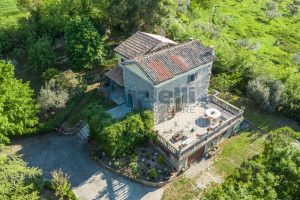 L’Agenzia Immobiliare Puzielli propone villa con parco in vendita vicino Ascoli Piceno nelle Marche (7)