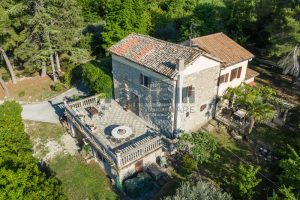 L’Agenzia Immobiliare Puzielli propone villa con parco in vendita vicino Ascoli Piceno nelle Marche (8)