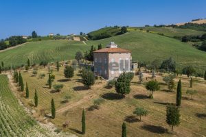 Prestigiosa proprietà con terreno in vendita a Montalto delle Marche