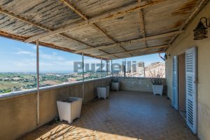 L’Agenzia Immobiliare Puzielli, propone casa con terrazzo in vendita nel centro storico di Fermo (21)