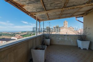 L’Agenzia Immobiliare Puzielli, propone casa con terrazzo in vendita nel centro storico di Fermo (22)