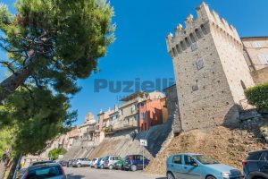 L’Agenzia Immobiliare Puzielli, propone casa con terrazzo in vendita nel centro storico di Fermo (26)