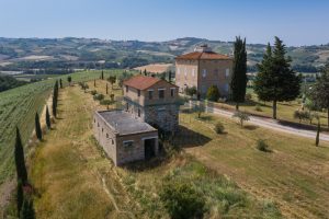 L’Agenzia Immobiliare Puzielli propone prestigiosa proprietà con terreno in vendita a Montalto delle Marche (10)