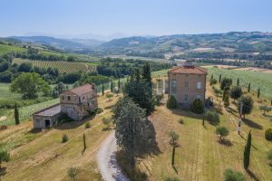 L’Agenzia Immobiliare Puzielli propone prestigiosa proprietà con terreno in vendita a Montalto delle Marche (11)