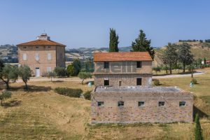 L’Agenzia Immobiliare Puzielli propone prestigiosa proprietà con terreno in vendita a Montalto delle Marche (14)