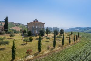 L’Agenzia Immobiliare Puzielli propone prestigiosa proprietà con terreno in vendita a Montalto delle Marche (18)