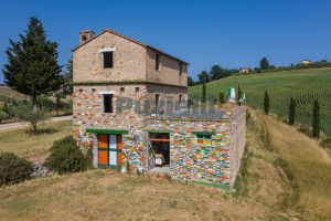 L’Agenzia Immobiliare Puzielli propone prestigiosa proprietà con terreno in vendita a Montalto delle Marche (20)