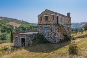 L’Agenzia Immobiliare Puzielli propone prestigiosa proprietà con terreno in vendita a Montalto delle Marche (21)