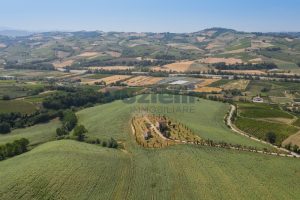 L’Agenzia Immobiliare Puzielli propone prestigiosa proprietà con terreno in vendita a Montalto delle Marche (3)