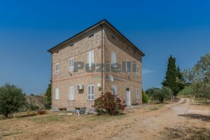 L’Agenzia Immobiliare Puzielli propone prestigiosa proprietà con terreno in vendita a Montalto delle Marche (39)