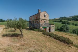 L’Agenzia Immobiliare Puzielli propone prestigiosa proprietà con terreno in vendita a Montalto delle Marche (42)